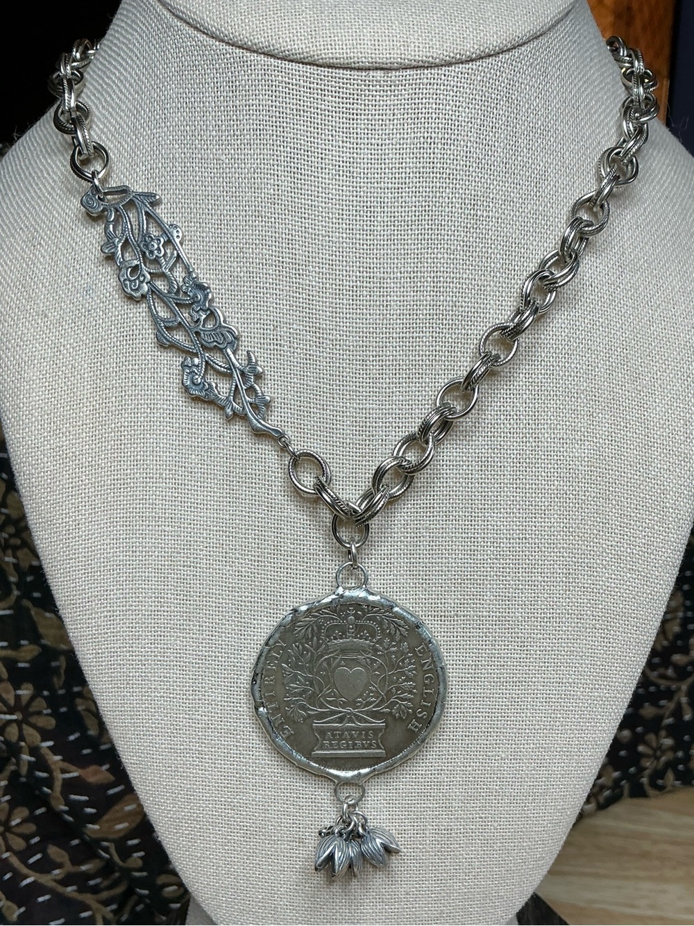 🤍 Queen Anne “Entirely English” 1702 Medal Replica Necklace - Picture 2 of 8
